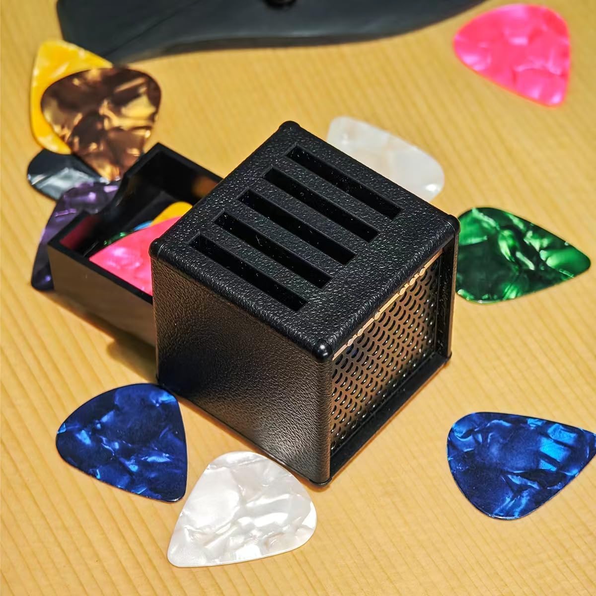 Guitar Picks Holder Box with 5 Guitar Picks A368063
